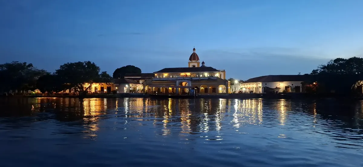 Mompox illuminée au bord du fleuve Magdalena