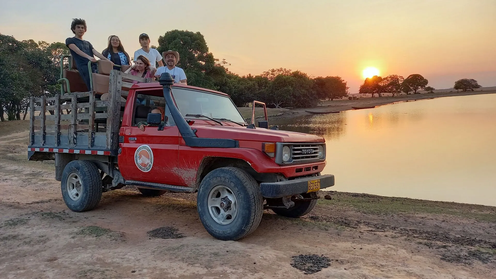 Voyageurs en 4x4 au coucher du soleil dans les Llanos