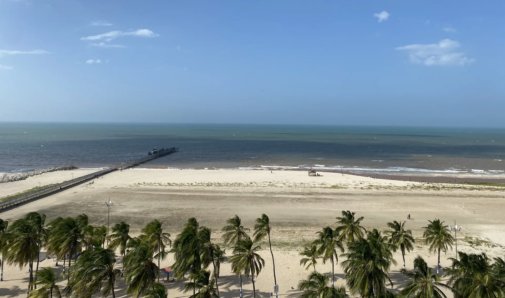 Plage et front de mer de Riohacha bordé de palmiers