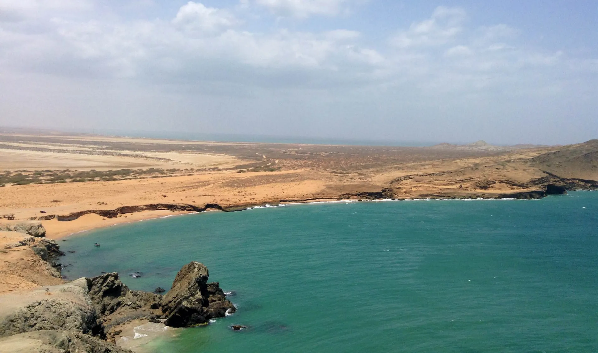 Baie turquoise et désert de la Guajira